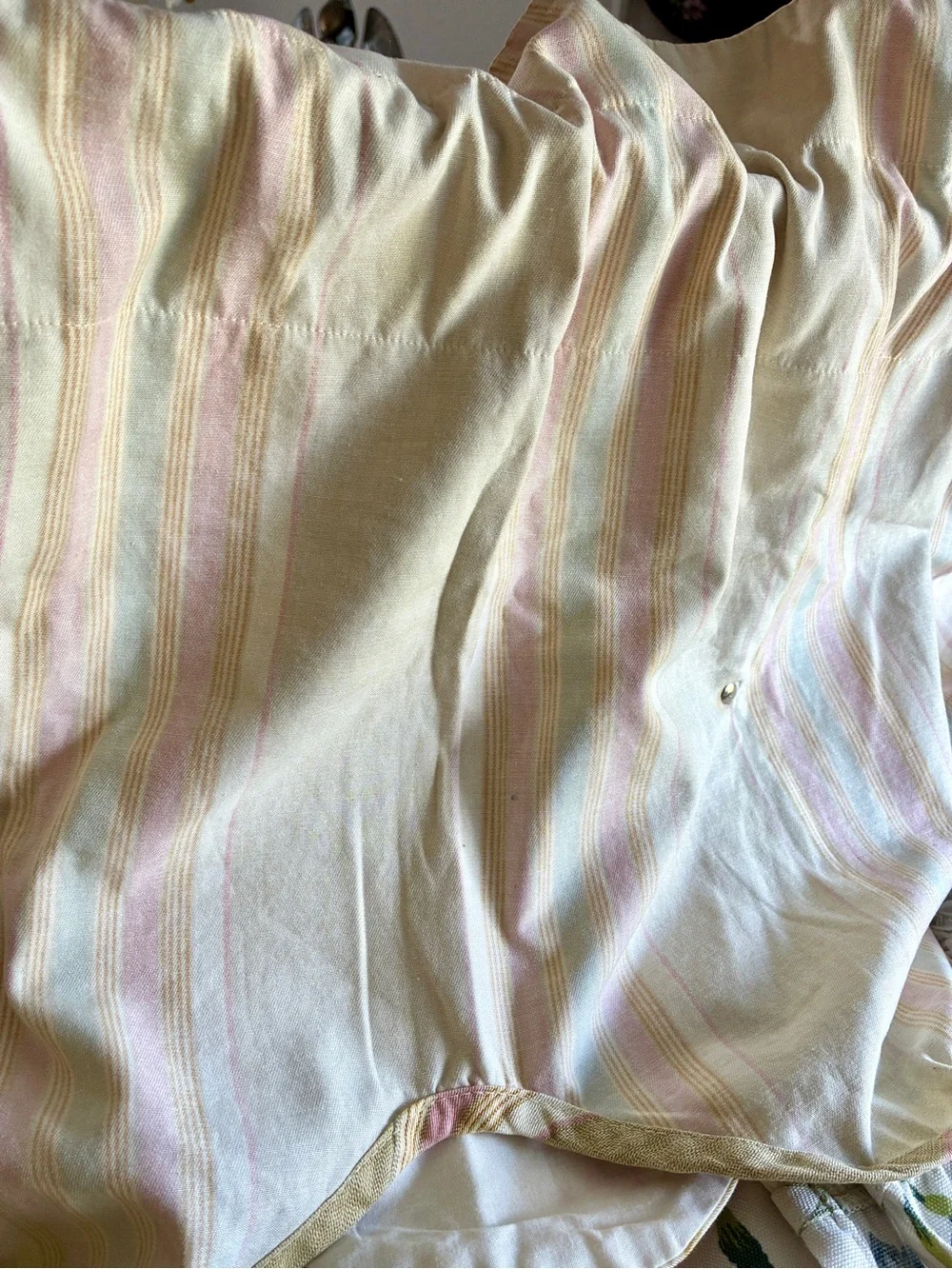 Vintage Waverly home classic Napoli cameo Scalloped Valance in Cream with pink